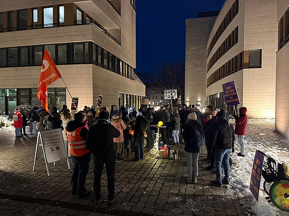 Versammlung vor dem Harburger Jugendausschuss